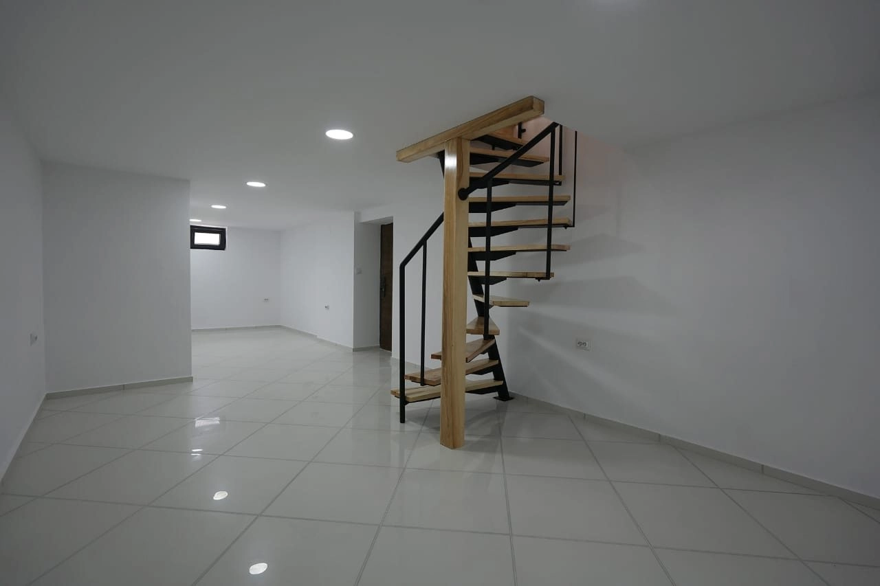 Poslovni-prostor-za-izdavanje-Pod-Goricom-Podgorica-1 Renoviran poslovni prostor 95 m² u Podgorici — fotografija 2