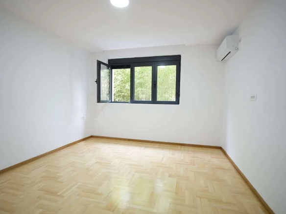 Renoviran poslovni prostor 95 m² u Podgorici — fotografija 7