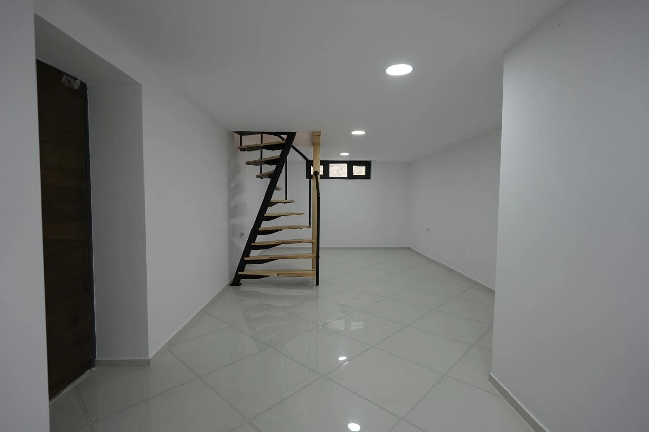 Poslovni-prostor-za-izdavanje-Pod-Goricom-Podgorica-8 Renoviran poslovni prostor 95 m² u Podgorici — fotografija 9