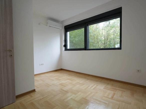 Renoviran poslovni prostor 95 m² u Podgorici — fotografija 13