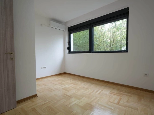 Renoviran poslovni prostor 95 m² u Podgorici — fotografija 14