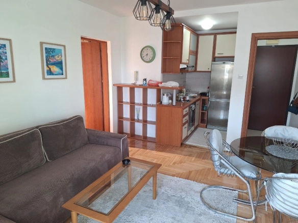 Namješten dvosoban stan u Pobrežju, Podgorica — fotografija 11