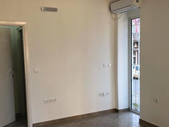 Poslovni prostor sa izlogom u centru Podgorice — fotografija 3