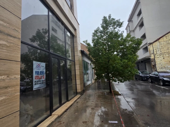 Poslovni prostor sa baštom u centru Podgorice