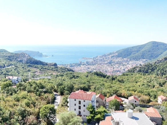 Hotel sa bazenom i pogledom na more u Markovićima