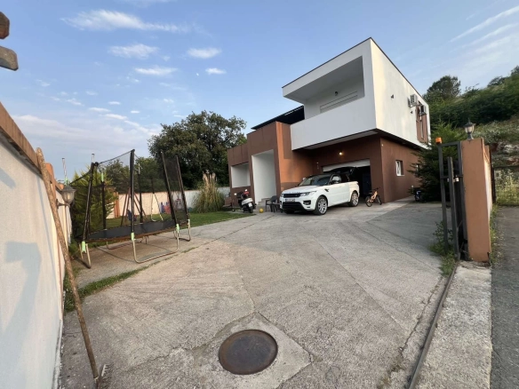 Porodična kuća sa ograđenim dvorištem u Gornjoj Gorici
