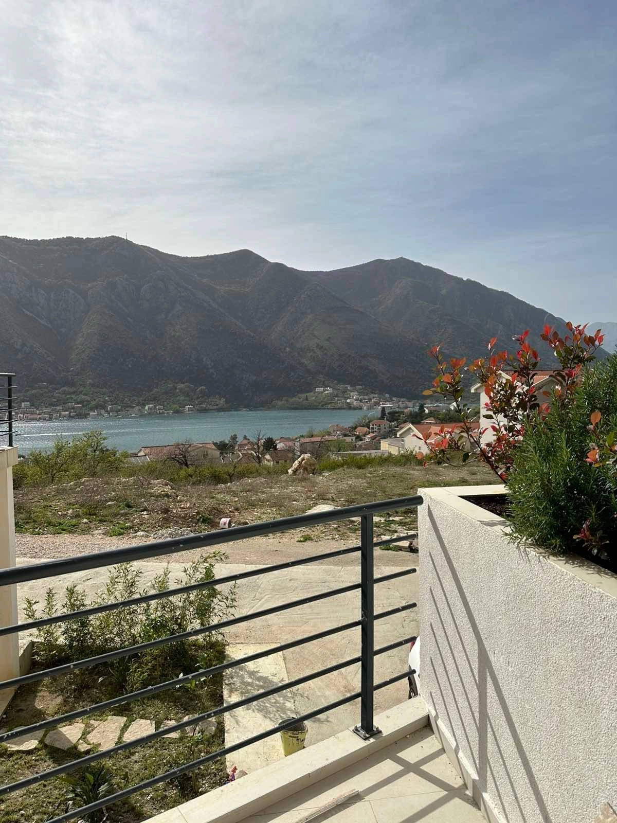 Jednosoban-stan-s-pogledom-na-more-u-Dobroti-Kotor-8 Jednosoban stan 53 m² – Dobrota, Kotor — fotografija 9