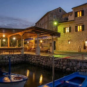 Hotel uz more sa restoranom i pontonom u Prčanju