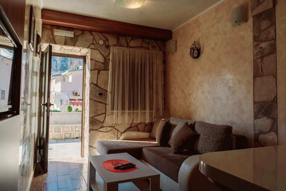 Hotel-uz-more-sa-restoranom-i-pontonom-u-Prcanju-Kotor-3 Hotel 420 m² – Prčanj, Kotor — fotografija 4