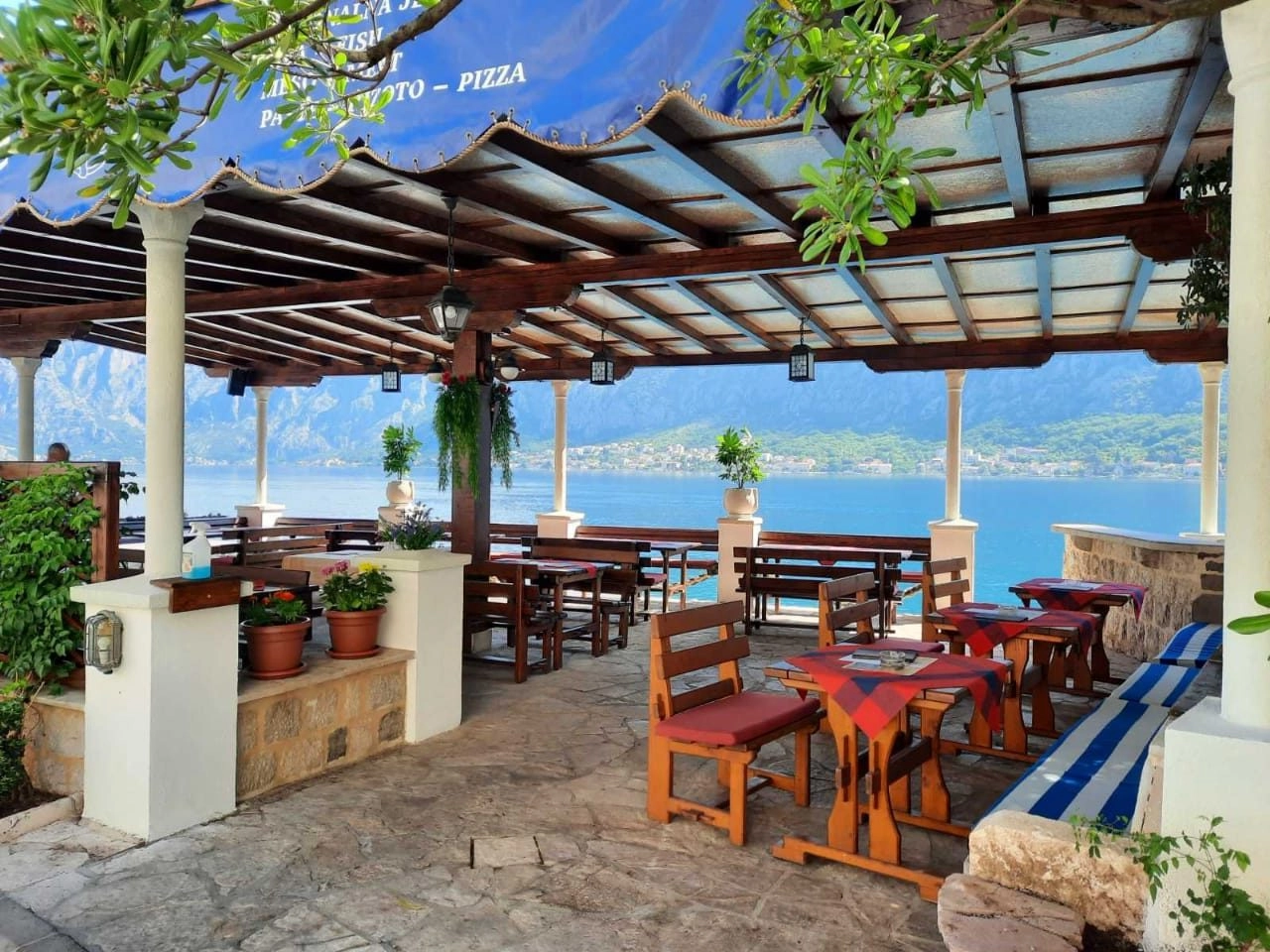 Hotel-uz-more-sa-restoranom-i-pontonom-u-Prcanju-Kotor-10 Hotel 420 m² – Prčanj, Kotor — fotografija 11