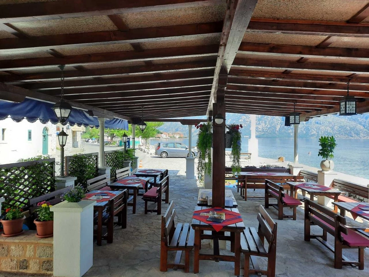 Hotel-uz-more-sa-restoranom-i-pontonom-u-Prcanju-Kotor-11 Hotel 420 m² – Prčanj, Kotor — fotografija 12