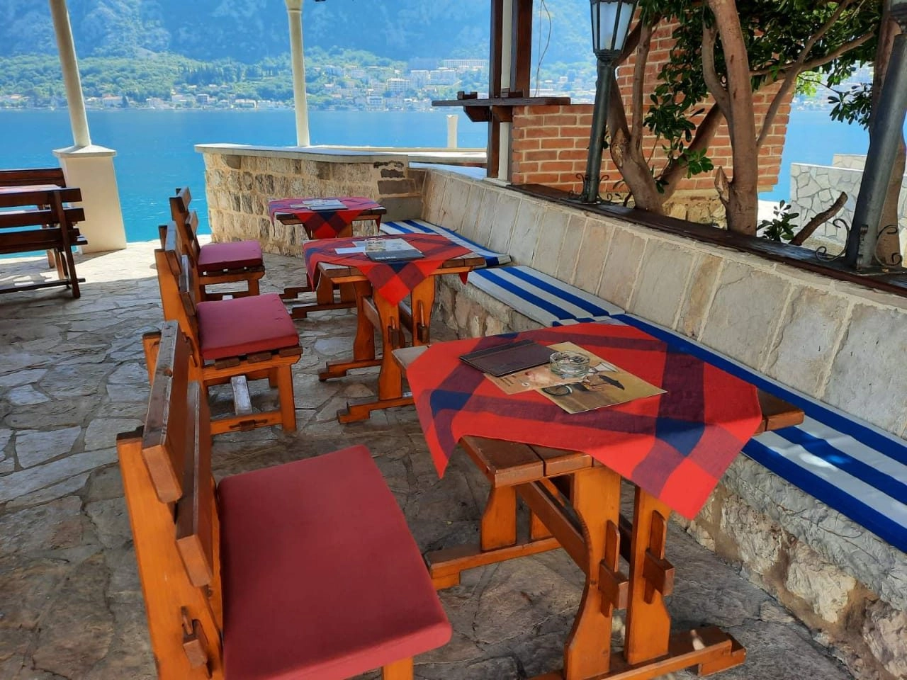 Hotel-uz-more-sa-restoranom-i-pontonom-u-Prcanju-Kotor-12 Hotel 420 m² – Prčanj, Kotor — fotografija 13