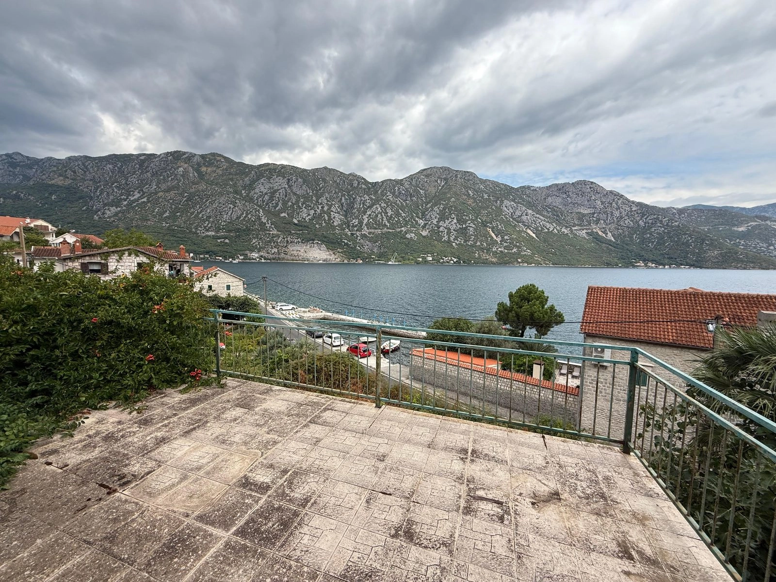 Kuca-u-prvoj-liniji-do-mora-Kostanjica-Kotor-1 Plac 1.700 m² – Koštanjica, Kotor — fotografija 2