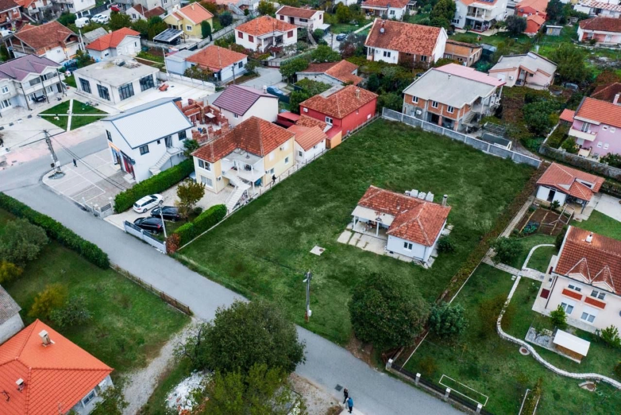 Urbanizovan plac sa kućom u Tološima