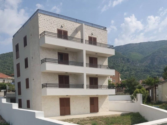 Trosoban stan sa terasom u Mažini