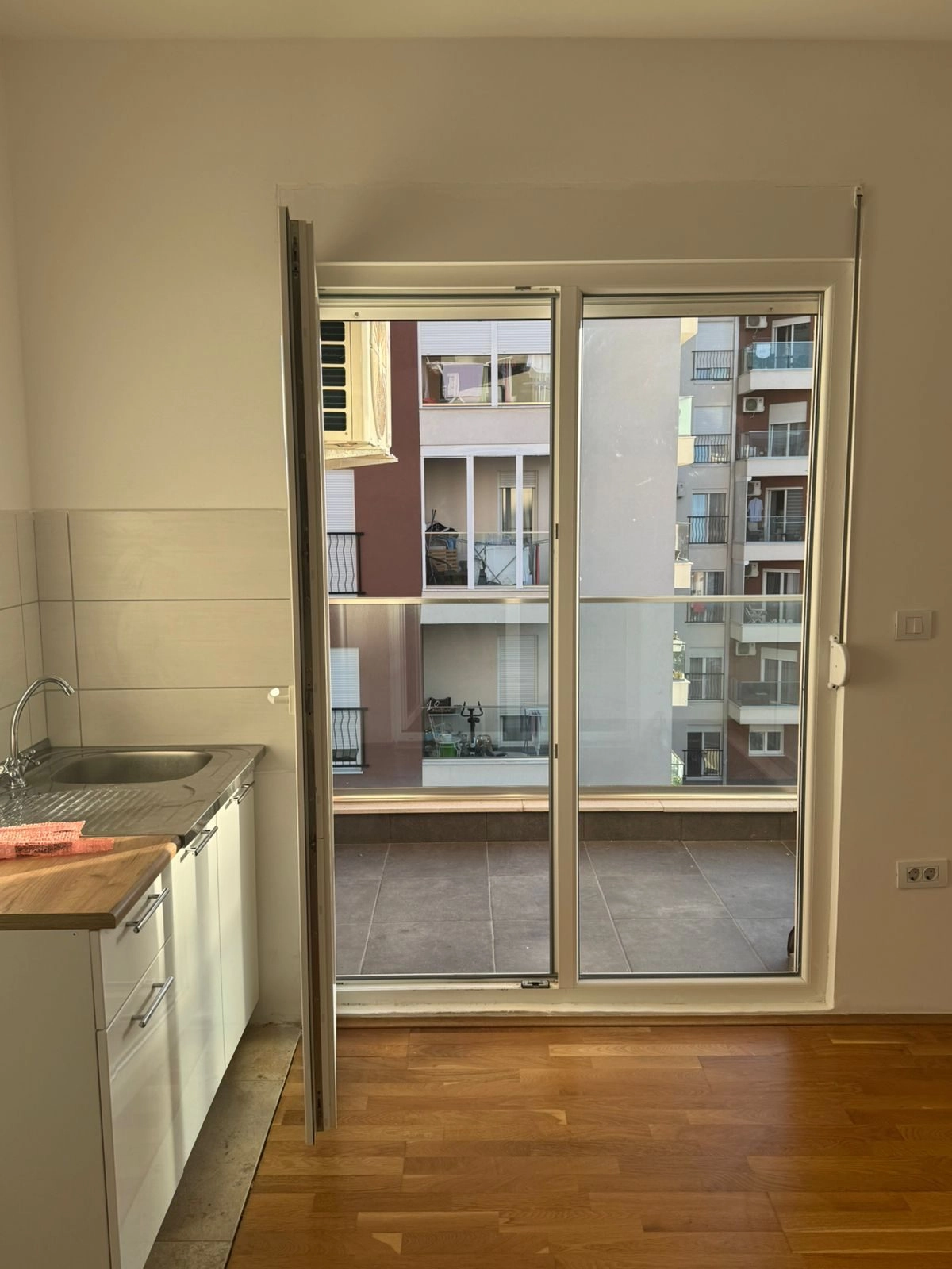 Dvosoban-stan-62-m²-na-Starom-aerodromu-Podgorica-4 Izdavanje: Dvosoban stan 62 m² – Stari aerodrom, Podgorica — fotografija 5