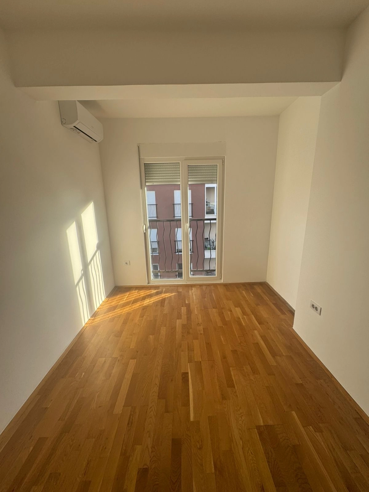 Dvosoban-stan-62-m²-na-Starom-aerodromu-Podgorica-6 Izdavanje: Dvosoban stan 62 m² – Stari aerodrom, Podgorica — fotografija 7