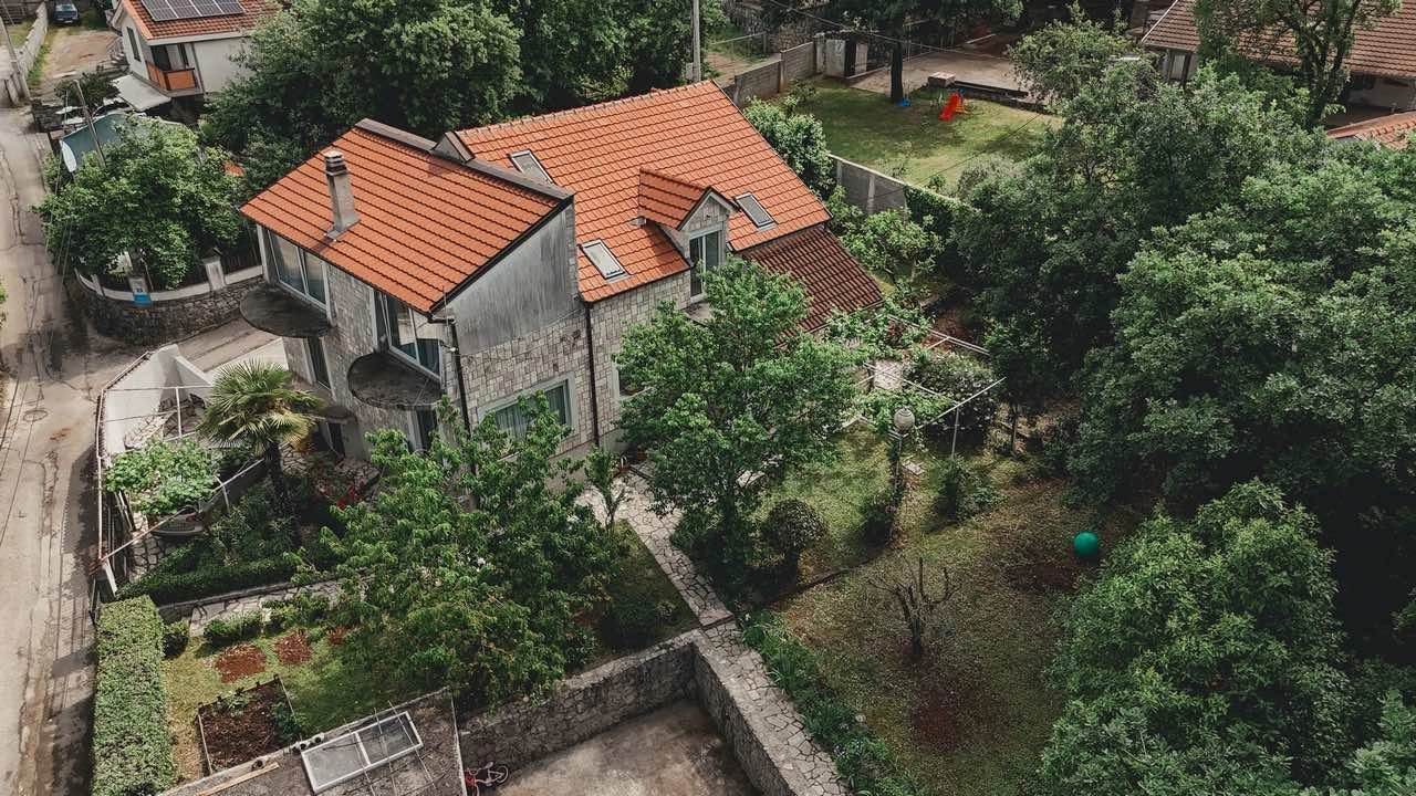 Kuća na placu od 1.100 m²