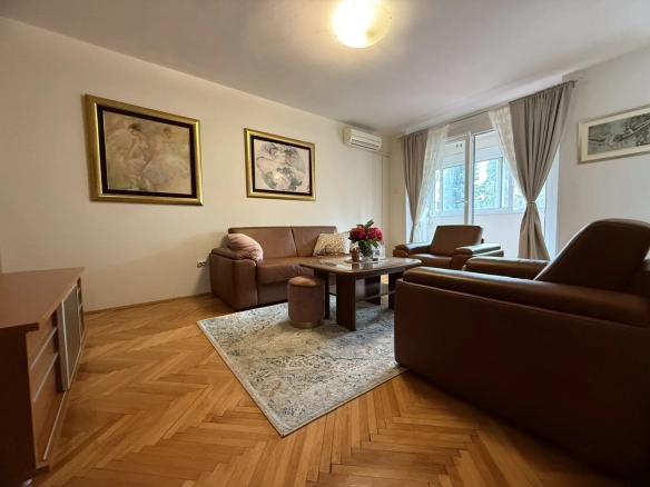 Jednosoban stan u zgradi Alpe Bara