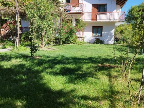 Namještena kuća sa dvorištem u Tološima