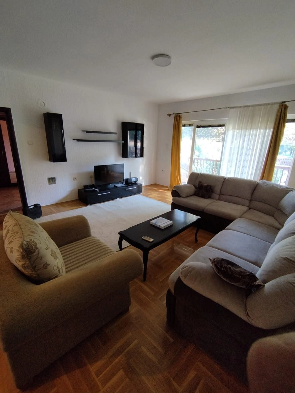 Namjestena-kuca-sa-dvoristem-u-Tolosima-Podgorica-1 Izdavanje: Kuća 130 m² – Tološi, Podgorica — fotografija 2