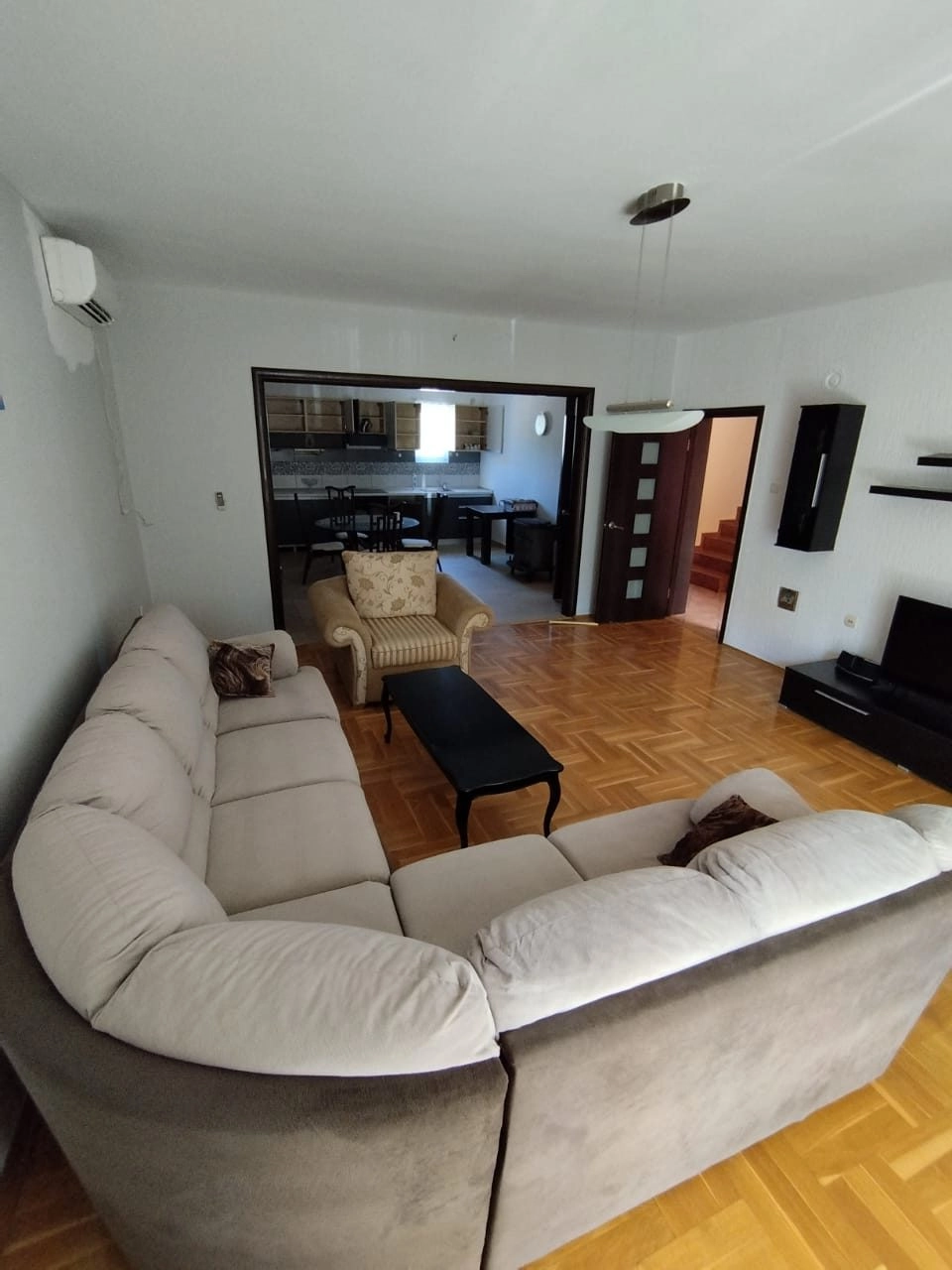 Namjestena-kuca-sa-dvoristem-u-Tolosima-Podgorica-6 Izdavanje: Kuća 130 m² – Tološi, Podgorica — fotografija 7
