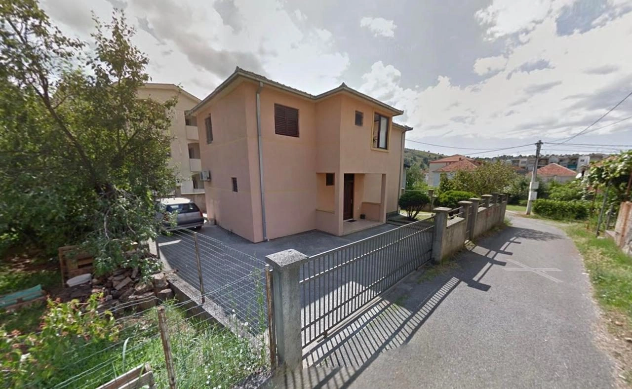 Namještena kuća sa dvorištem u Zagoriču