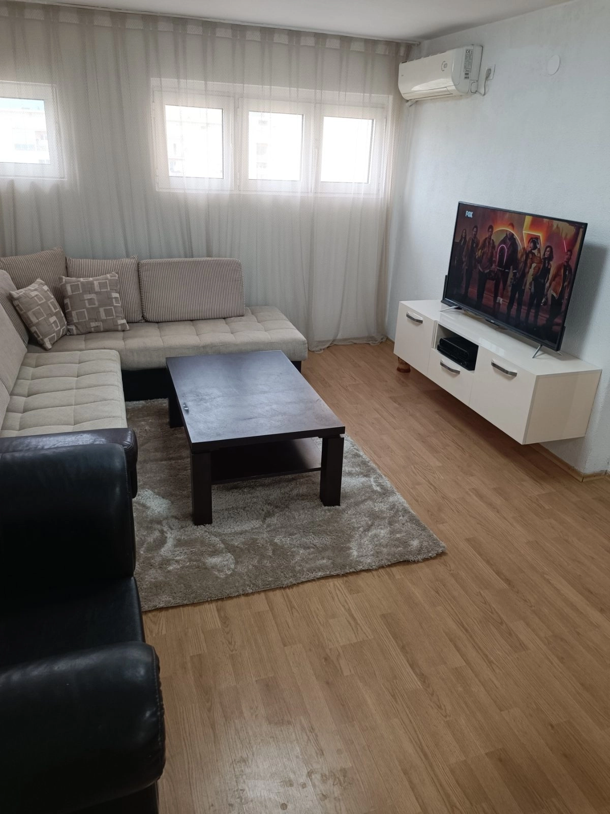 Dvosoban-stan-u-centru-Podgorice-Trg-nezavisnosti-2 Izdavanje: Dvosoban stan 58 m² – Centar, Podgorica — fotografija 3
