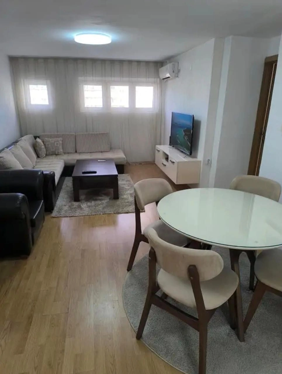 Dvosoban-stan-u-centru-Podgorice-Trg-nezavisnosti-4 Izdavanje: Dvosoban stan 58 m² – Centar, Podgorica — fotografija 5