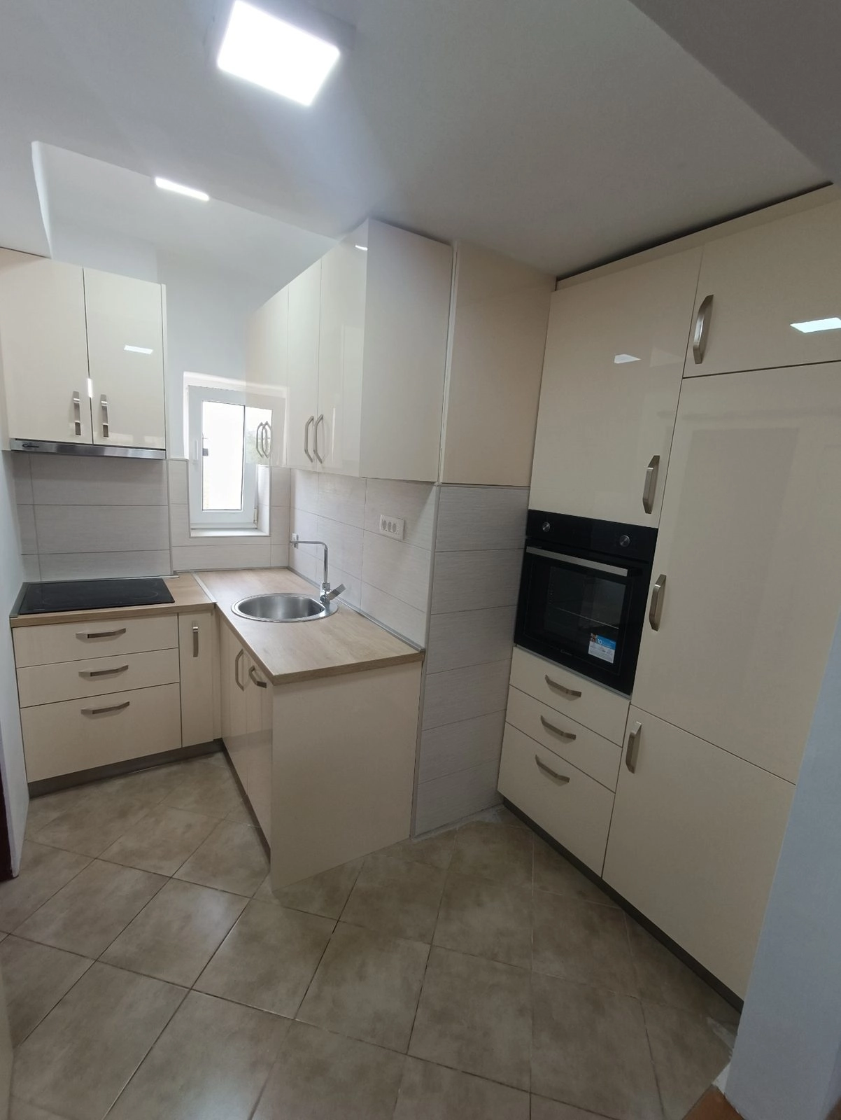 Dvosoban-stan-u-centru-Podgorice-Trg-nezavisnosti-5 Izdavanje: Dvosoban stan 58 m² – Centar, Podgorica — fotografija 6