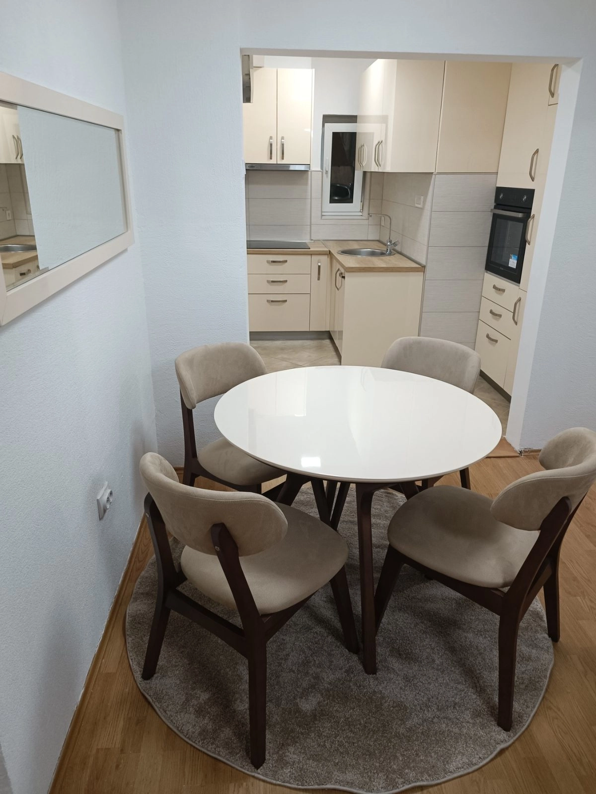 Dvosoban-stan-u-centru-Podgorice-Trg-nezavisnosti-8 Izdavanje: Dvosoban stan 58 m² – Centar, Podgorica — fotografija 9