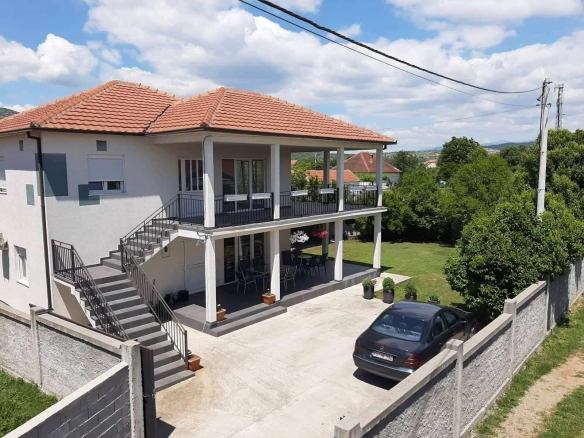 Izdavanje: Kuća – Kokoti, Podgorica — fotografija 2