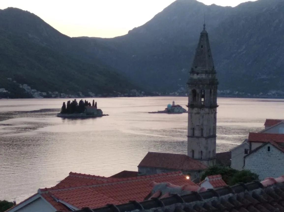 Dvosoban stan u kamenoj kući sa terasom
