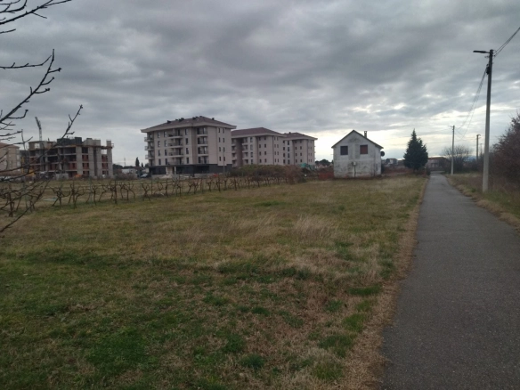Plac 942 m² u Tološima
