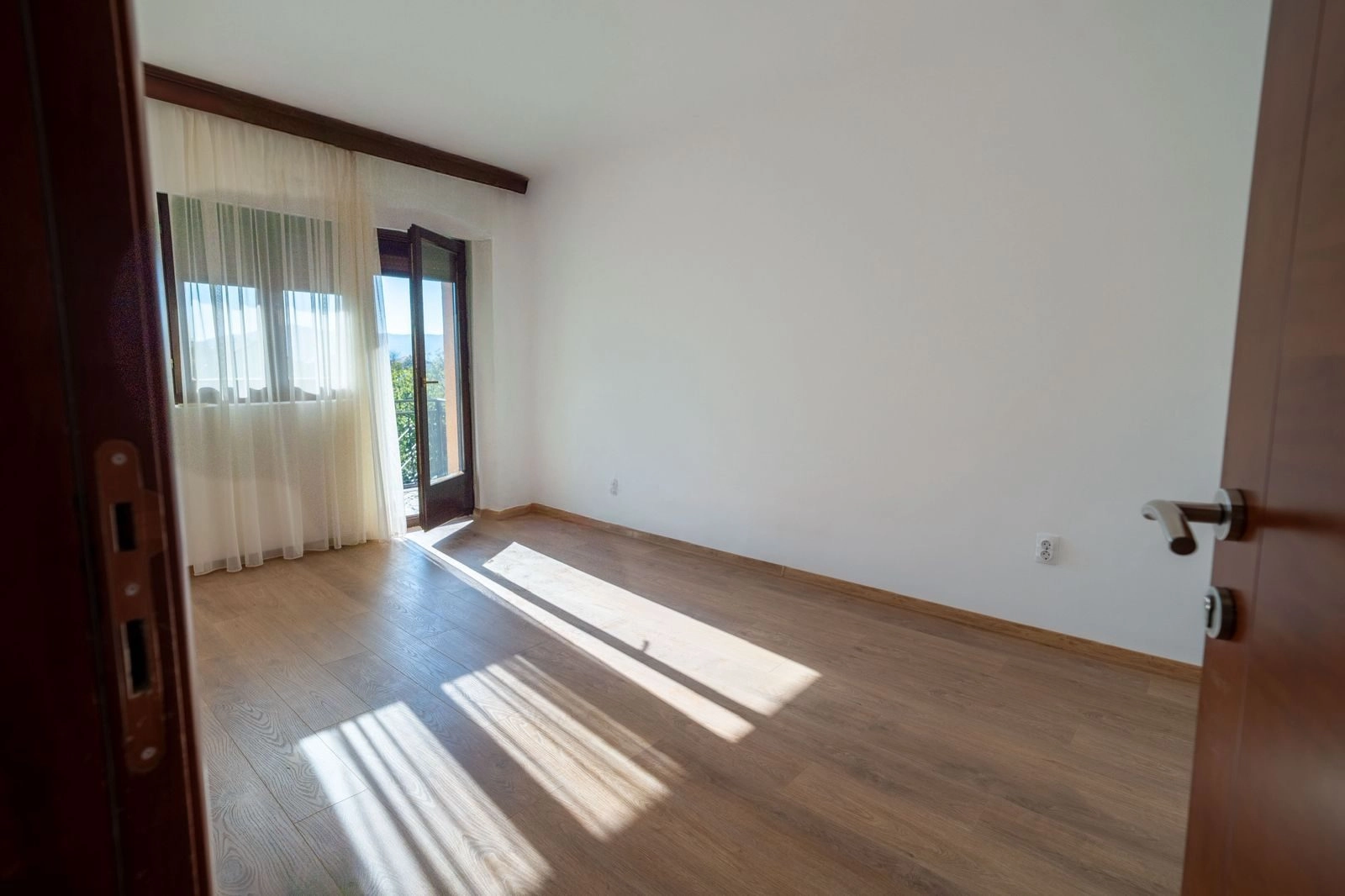 Izdavanje: Trosoban stan 1.102 m² – City kvart, Podgorica — fotografija 8