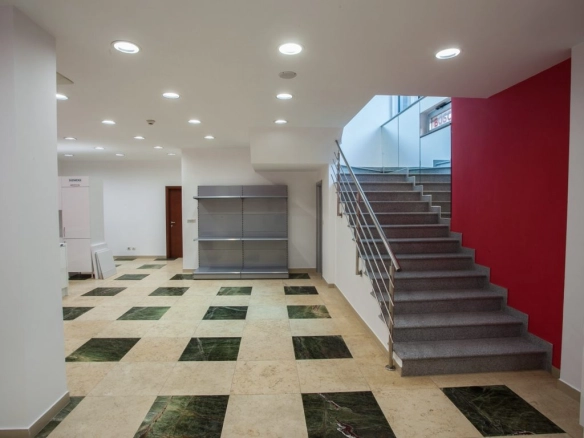 Izdavanje: Poslovni prostor 214 m² – City kej, Podgorica — fotografija 14