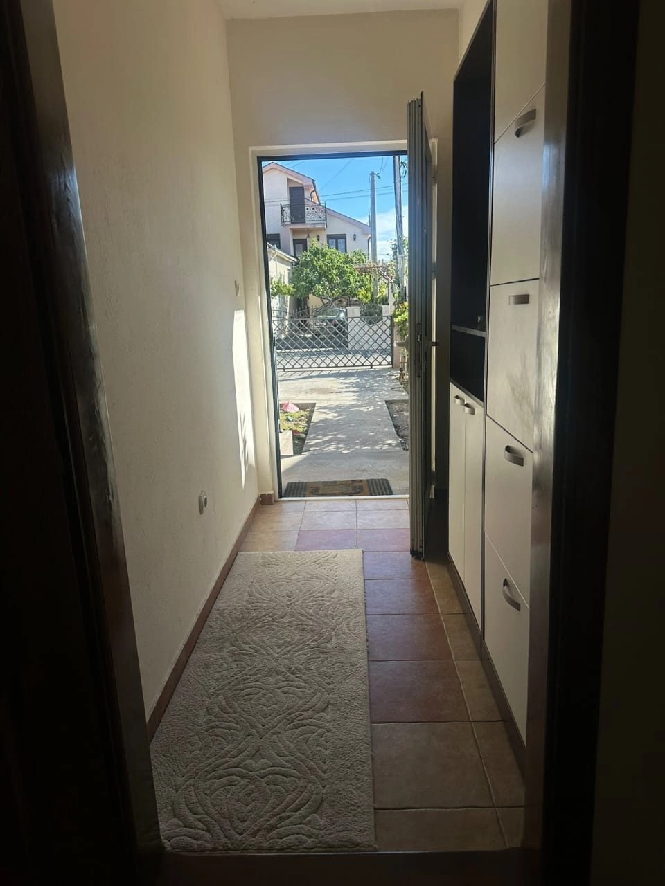 Dvosoban-stan-sa-dvoristem-i-terasom-Konik-Podgorica-8 Izdavanje: Dvosoban stan 75 m² – Konik, Podgorica — fotografija 9