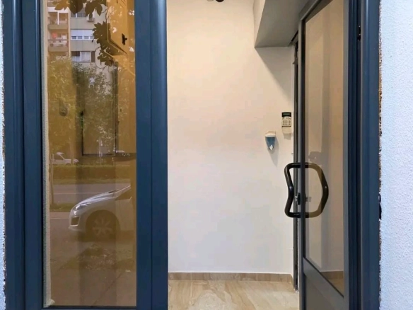 Izdavanje: Poslovni prostor 48 m² – Autobuska stanica, Podgorica — fotografija 3