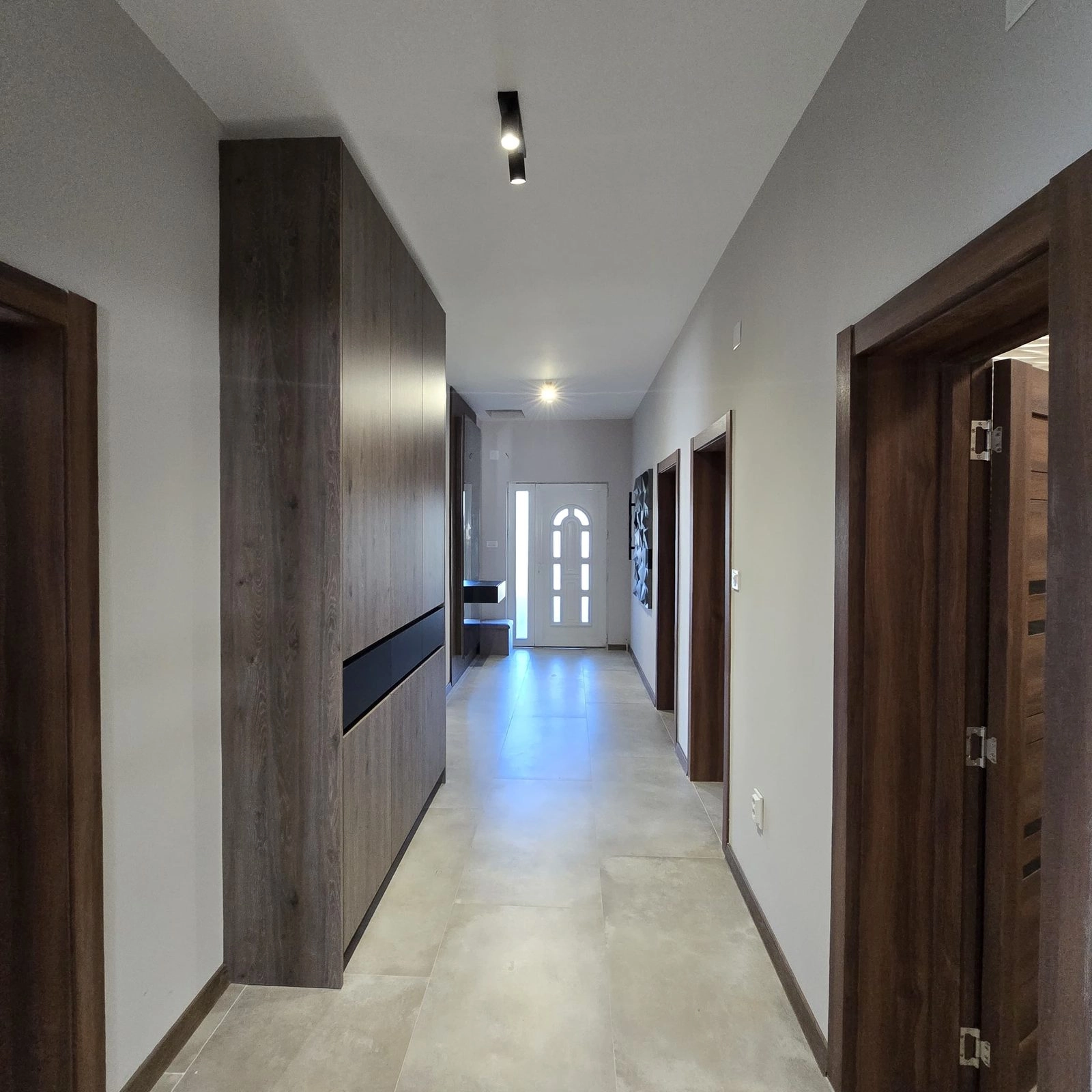 Trosoban-stan-u-Tolosima-Podgorica-2 Izdavanje: Trosoban stan 180 m² – Tološi, Podgorica — fotografija 3