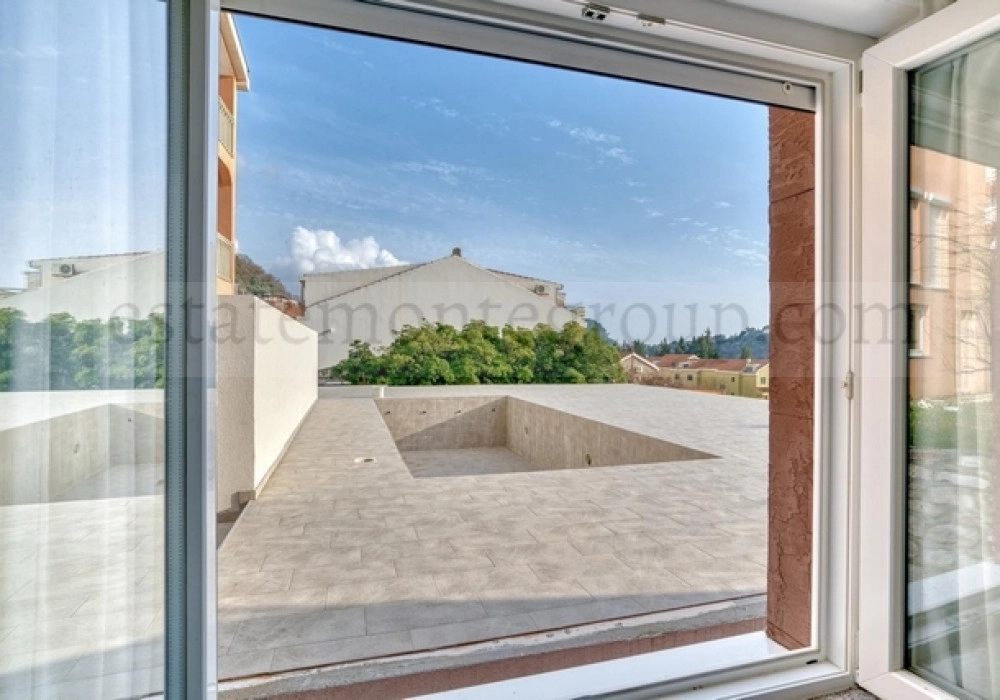 Dvosoban-stan-u-kuci-sa-bazenom-Petrovac-Budva-1 Dvosoban stan 85 m² – Petrovac, Budva — fotografija 2