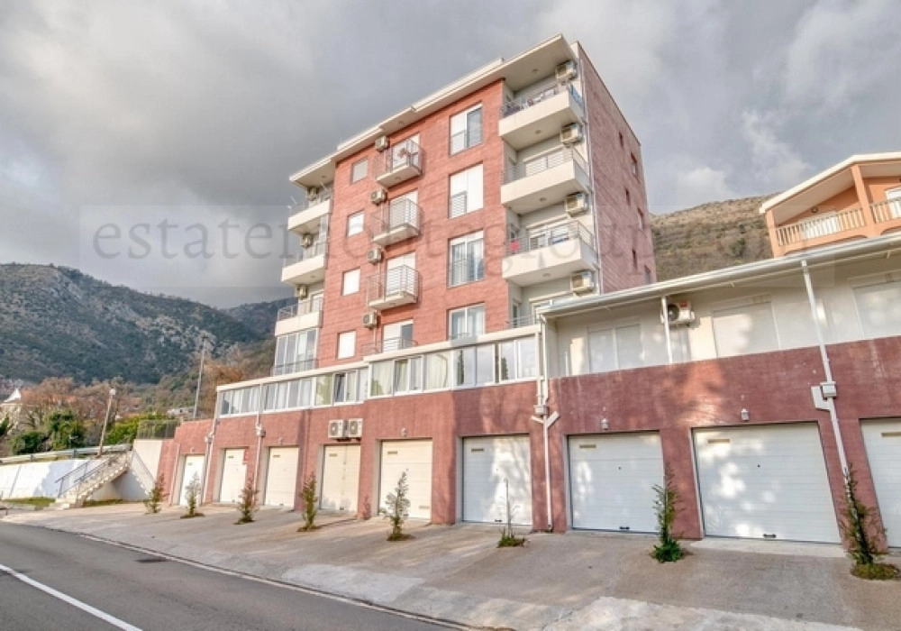 Dvosoban-stan-u-kuci-sa-bazenom-Petrovac-Budva-4 Dvosoban stan 85 m² – Petrovac, Budva — fotografija 5