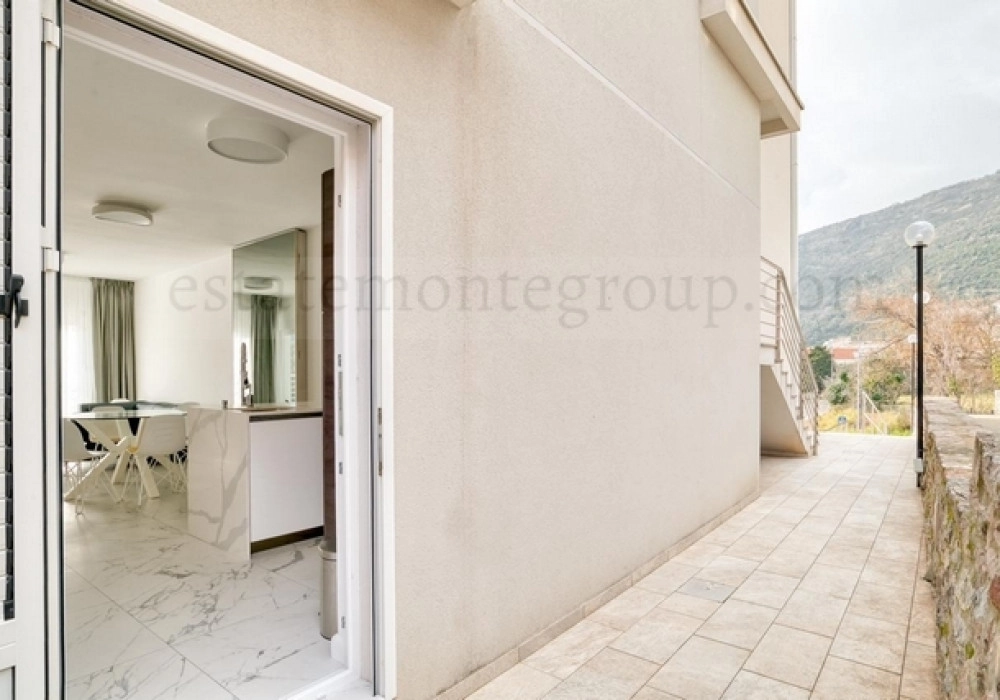 Dvosoban-stan-u-kuci-sa-bazenom-Petrovac-Budva-7 Dvosoban stan 85 m² – Petrovac, Budva — fotografija 8