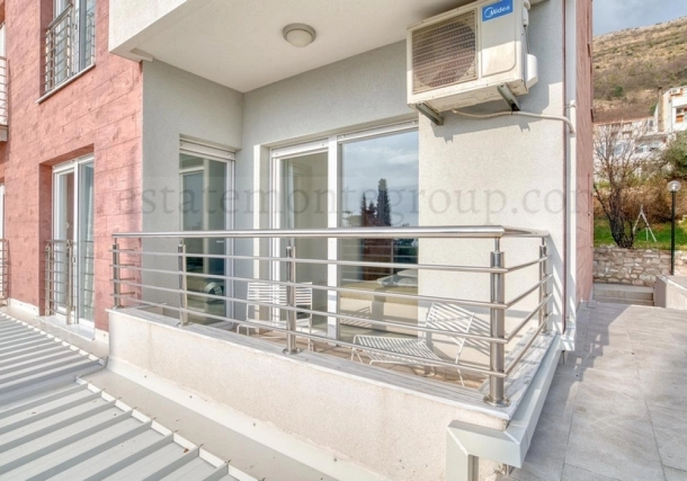 Dvosoban-stan-u-kuci-sa-bazenom-Petrovac-Budva-10 Dvosoban stan 85 m² – Petrovac, Budva — fotografija 11