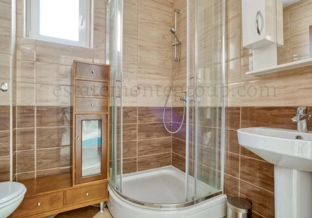 Dvosoban-stan-u-kuci-sa-bazenom-Petrovac-Budva-11 Dvosoban stan 85 m² – Petrovac, Budva — fotografija 12