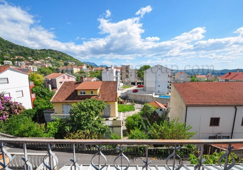 Trosoban-stan-na-dva-nivoa-u-naselju-Gorica-Tivat Trosoban stan na dva nivoa