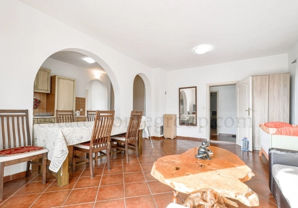 Trosoban-stan-s-terasom-u-Gorici-Tivat-5 Trosoban stan 200 m² – Mažina, Tivat — fotografija 6