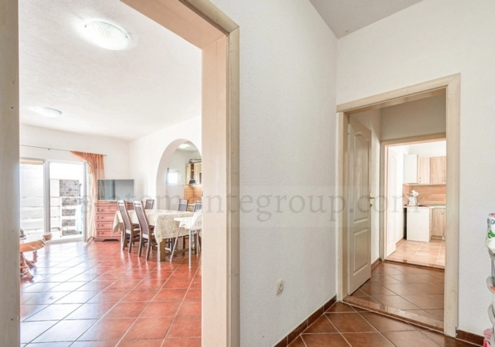 Trosoban-stan-s-terasom-u-Gorici-Tivat-14 Trosoban stan 200 m² – Mažina, Tivat — fotografija 15