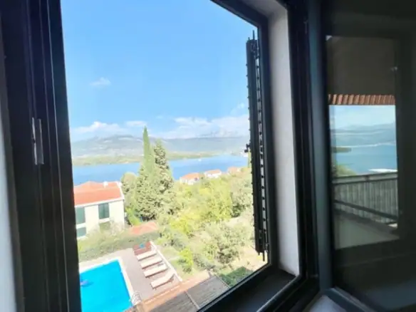 Dvosoban stan sa bazenom u Krašićima