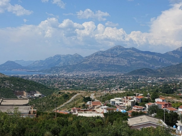 Kuća sa tri stana u Pečuricama
