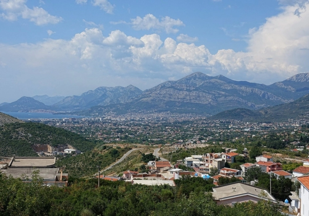 Kuća sa tri stana u Pečuricama